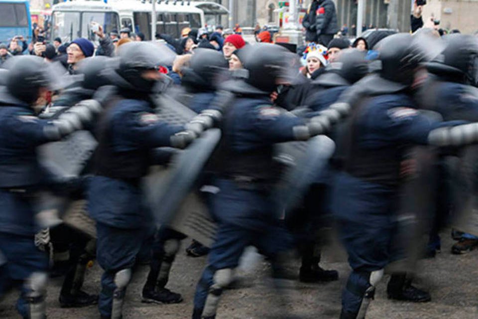 Presidente ucraniano suspende autoridades por violência