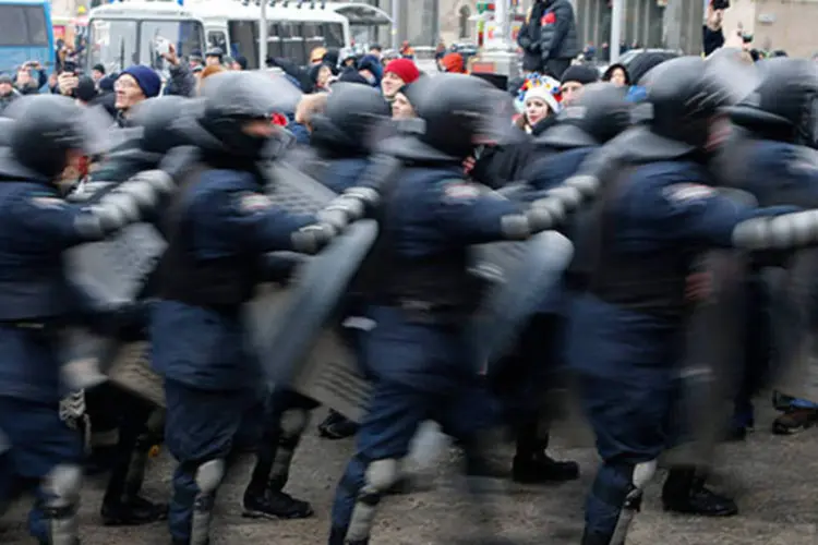 
	Agentes da Pol&iacute;cia da Ucr&acirc;nia fazem fila durante manifesta&ccedil;&atilde;o em Kiev: &ocirc;nibus com centenas de policiais se dirigiram para outras zonas do centro da capital
 (REUTERS/Alexander Demianchuk)