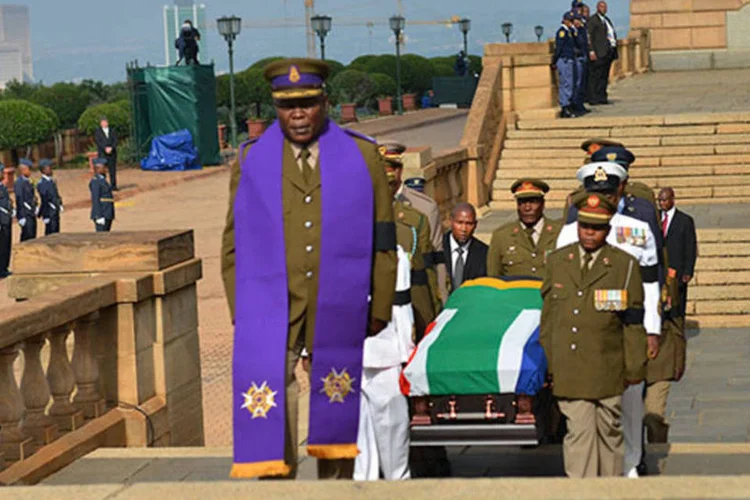 
	Militares carregam caix&atilde;o com corpo de Nelson Mandela:&nbsp;cidad&atilde;os que quiserem velar Mandela ser&atilde;o levados de &ocirc;nibus de uma regi&atilde;o afastada at&eacute; o local
 (REUTERS/GCIS/Handout via Reuters)