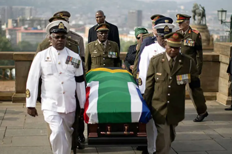 Militares carregam caixão com corpo de Nelson Mandela pelo palácio presidencial da África do Sul, onde ele ficará por três dias (REUTERS/Marco Longari/Pool)