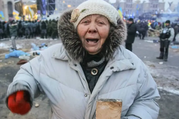Manifestante ucraniana: durante a noite, os agentes esvaziaram as ruas próximas ao acampamento de protesto e depois cercaram a sede da prefeitura, onde manifestantes que haviam improvisado um hospital (Reuters)