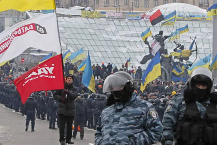 Manifestantes a favor de uma maior integração com a Europa cercados por um cordão de policiais na Praça da Independência, em Kiev (Gleb Garanich/Reuters)