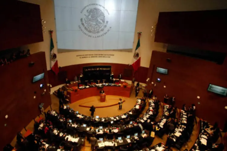 Senadores debatem projeto de lei que reforma o setor de energia do México, na Cidade do México (Henry Romero/Reuters)