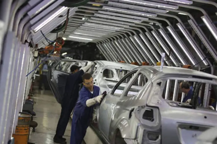 Trabalhadores fazem polimento de carro em linha de montagem da Ford em São Bernardo do Campo (Nacho Doce/Reuters)