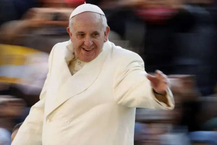 Papa Francisco acena na chegada à Praça São Pedro para a sua audência geral semanal, na Cidade do Vaticano, nesta quarta-feira (Giampiero Sposito/Reuters)