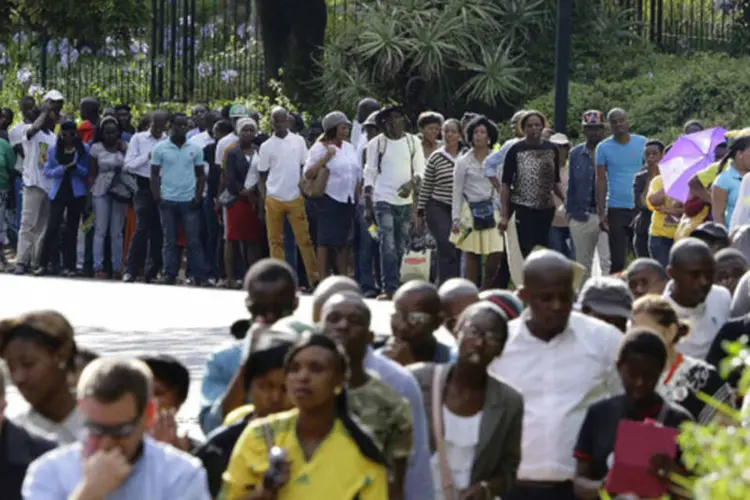 
	Pessoas em fila: muitas pessoas madrugaram para enfrentar cedo a fila quilom&eacute;trica at&eacute; chegar aos restos mortais do &iacute;cone da luta contra o apartheid
 (Kevin Coombs/Reuters)