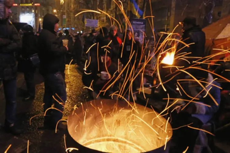 
	Manifestantes ucranianos: pessoas permaneceram em suas posi&ccedil;&otilde;es na quarta-feira, depois de uma a&ccedil;&atilde;o noturna das tropas de choque para tentar dispers&aacute;-las
 (Alexander Demianchuk/Reuters)