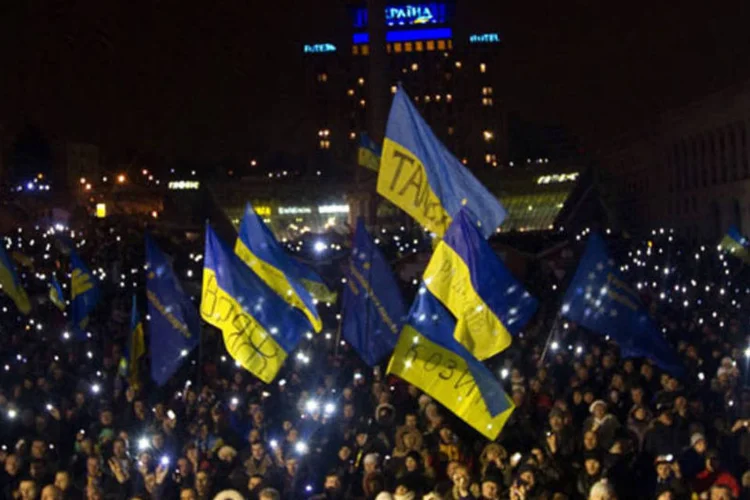 Manifestantes pro-acordo de integração com a União Europeia durante protesto na Praça de Independência, em Kiev (Vasily Fedosenko/Reuters)