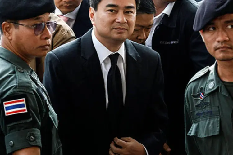 
	O ex-primeiro-ministro da Tail&acirc;ndia, Abhisit Vejjajiva, chega a tribunal criminal em Bangkok: ele negou as acusa&ccedil;&otilde;es nesta quinta-feira
 (REUTERS/Athit Perawongmetha)