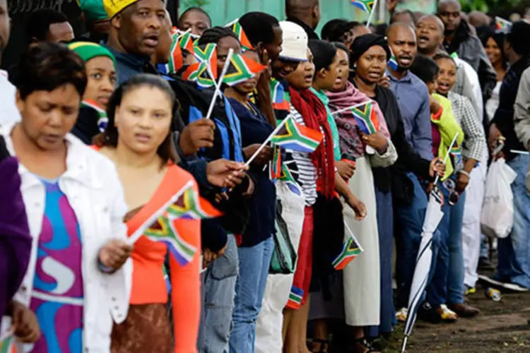
	Pessoas fazem fila para ver o corpo do ex-presidente da &Aacute;frica do Sul, Nelson Mandela: milhares de pessoas formam longas filas para poder se despedir de seu her&oacute;i
 (REUTERS/Kevin Coombs)