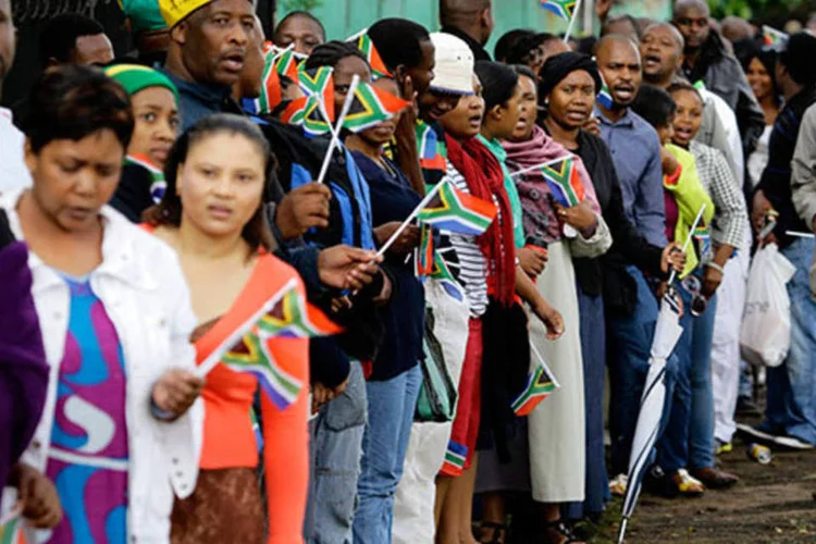 
	Pessoas fazem fila para ver o corpo do ex-presidente da &Aacute;frica do Sul, Nelson Mandela: milhares de pessoas formam longas filas para poder se despedir de seu her&oacute;i
 (REUTERS/Kevin Coombs)