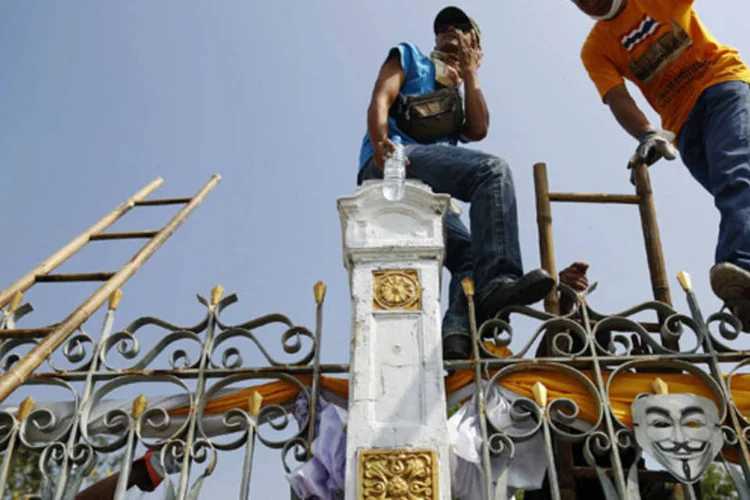 Manifestantes na Tailândia: Suthep disse que vai se reunir no sábado com líderes militares para discutir a estratégia, mas rejeitou a ideia de um acordo com Yingluck, que comanda um governo interino (Damir Sagolj/Reuters)