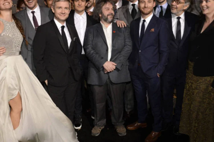 Elenco e membros da equipe posam na estréia do filme "O Hobbit: A Desolação de Smaug", em Los Angeles (Phil McCarten/Reuters)