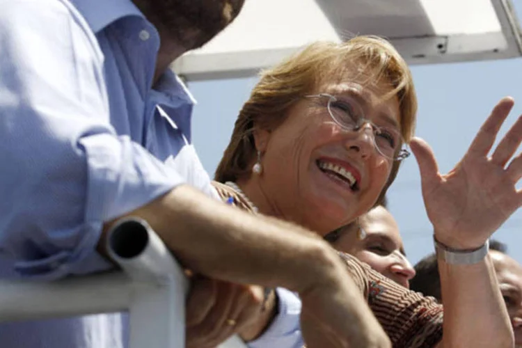 Michelle Bachelet acena para seus apoiadores durante campanha eleitoral em Santiago, no Chile (Ivan Alvarado/Reuters)