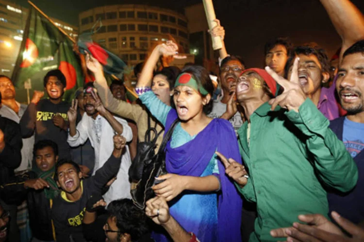 Pessoas comemoram execução de líder: muitos cidadãos celebraram a primeira execução na história de Bangladesh de um criminoso de guerra, ocorrida na quinta-feira à noite  (Andrew Biraj/Reuters)