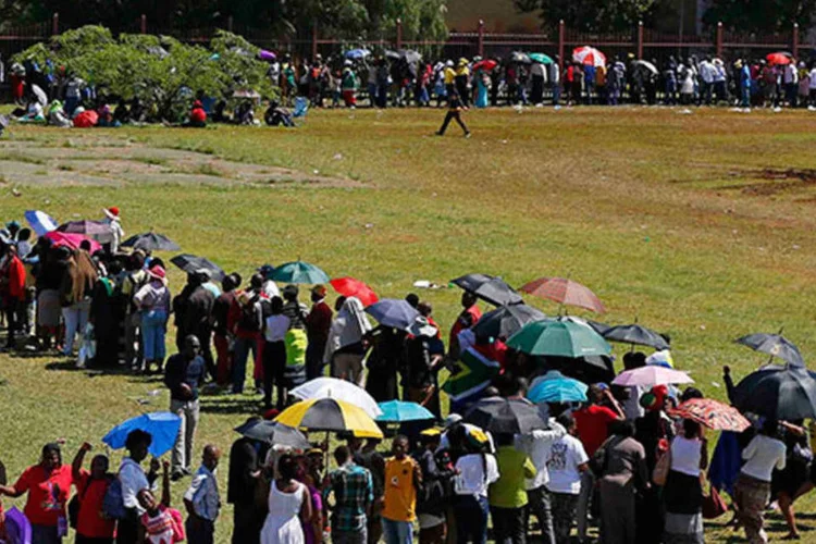 
	Milhares de pessoas aguardam em fila para prestar seu respeito ao ex-presidente da &Aacute;frica do Sul: &eacute; preciso enfrentar mais de seis horas de fila para o &uacute;ltimo adeus a Mandela
 (REUTERS/Yves Herman)