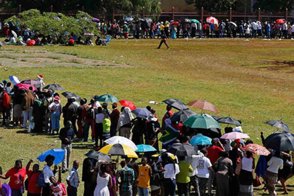 Mais de 20 mil pessoas devem se despedir de Mandela hoje