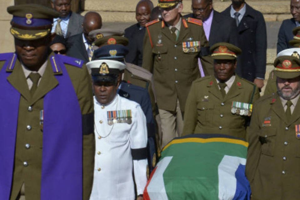 Corpo de Mandela inicia jornada até povoado de ancestrais