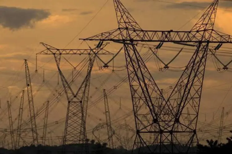 
	Torres de transmiss&atilde;o de energia: lucro l&iacute;quido da Cteep em 2013 foi 96,2 por cento menor que o registrado em 2012
 (Paulo Santos/Reuters)