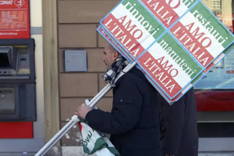 Manifestante caminha com um placa escrita "Amo Itália", no centro de Roma (Alessandro Bianchi/Reuters)