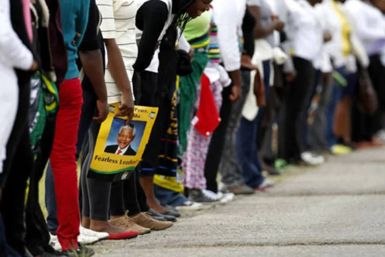 
	Foto de Mandela &eacute; vista em uma corrente humana para o cortejo do l&iacute;der sul-africano Nelson Mandela, em Mthatha
 (Siphiwe Sibeko/Reuters)