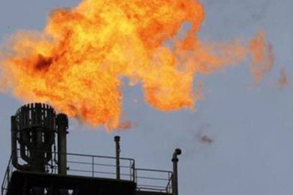Petróleo fecha em alta em reação a dados de estoques