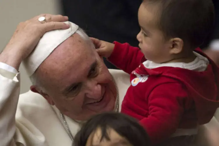Papa Francisco durante visita a crianças doentes do dispensário pediátrico de Santa Marta, no Vaticano (Giampiero Sposito/Reuters)