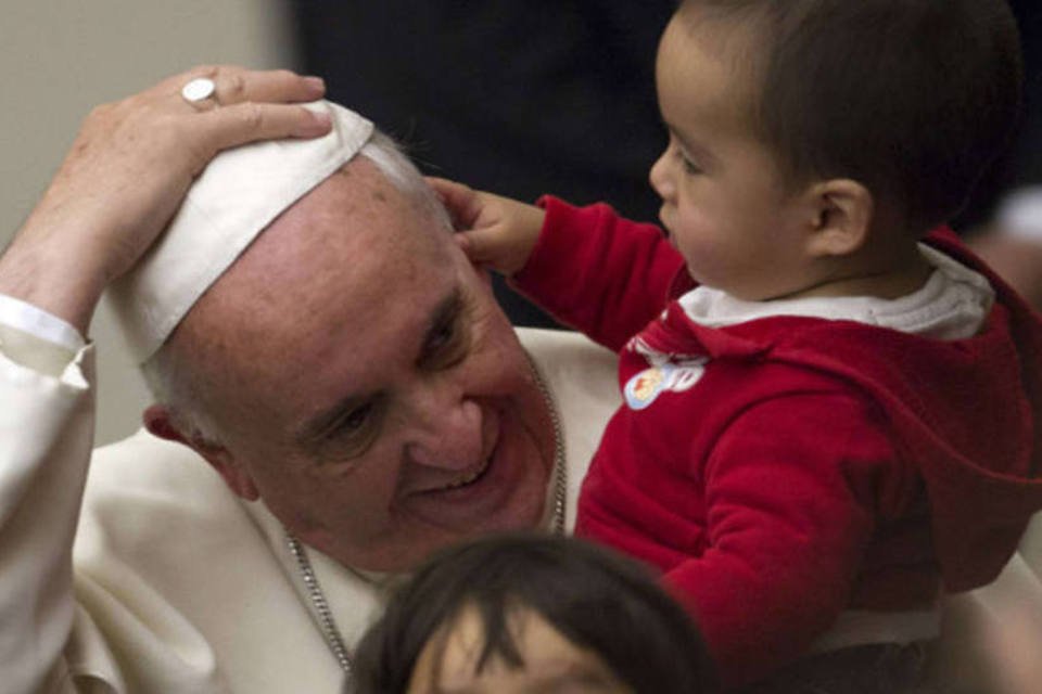 Francisco visita crianças doentes no Vaticano