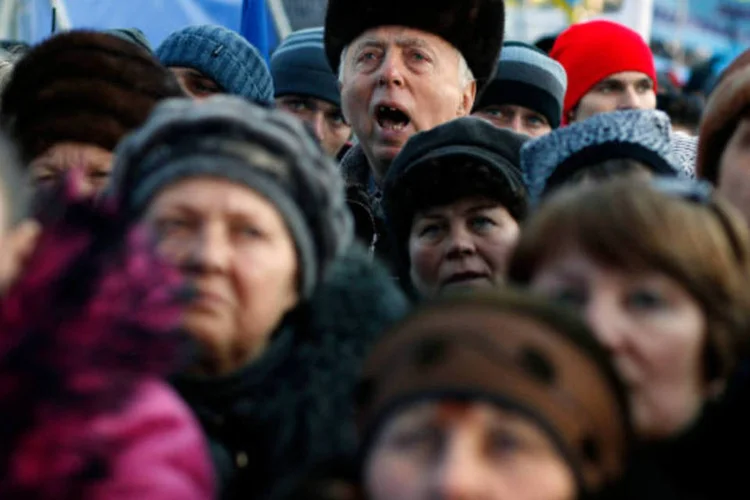 Manifestantes pró-governo durante ato em apoio ao presidente Viktor Yanukovich, no centro de Kiev (Marko Djurica/Reuters)