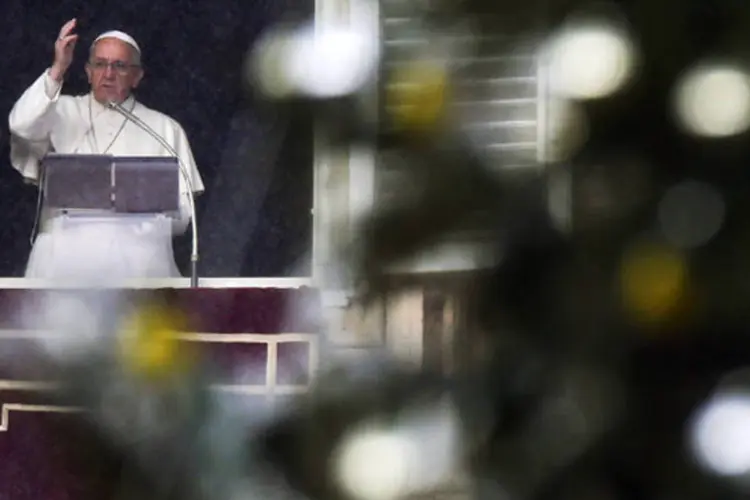 Papa Francisco lidera a bênção dominical do Angelus de sua varanda no Vaticano (Max Rossi/Reuters)