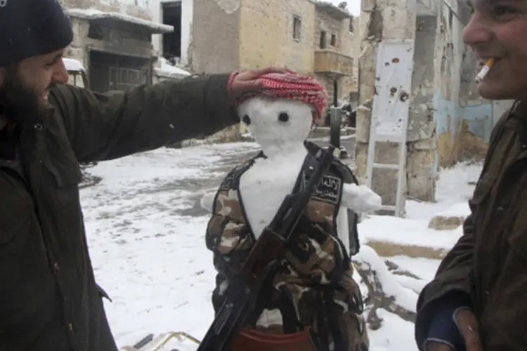 Combatentes do exército Livre da Síria montam boneco de neve no distrito Karm al-Jabal, em Alepo (Saad AboBrahim/Reuters)