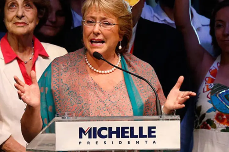 Michelle Bachelet comemora vitória em eleição no Chile: a presidente eleita impulsiona uma nova Constituição, a educação gratuita e um aumento de impostos para as empresas (REUTERS/Ivan Alvarado)