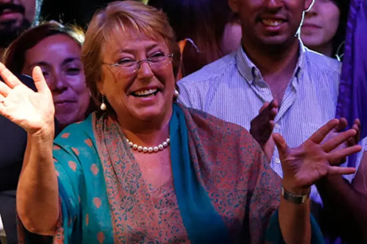Michelle Bachelet comemora vitória em eleição no Chile: Bachelet venceu o segundo turno com 62,16% dos votos, o maior percentual obtido por qualquer candidato desde a volta da democracia (REUTERS/Ivan Alvarado)
