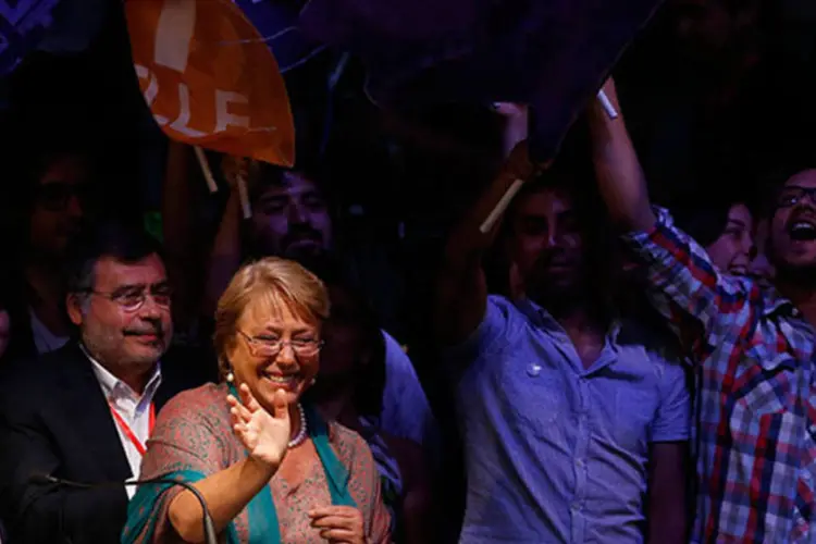Michelle Bachelet comemora vitória em eleição no Chile: "não será fácil, mas quando foi fácil mudar o mundo?", indagou (REUTERS/Ivan Alvarado)