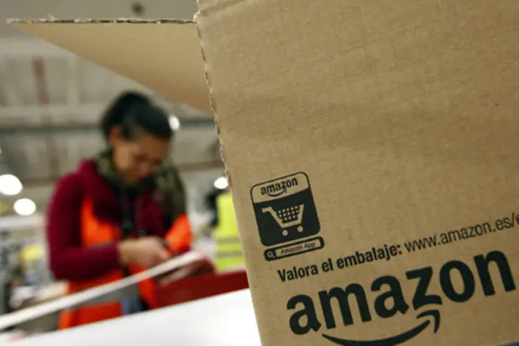 
	Caixa da Amazon com trabalhador ao fundo: videogame desenvolvido pela empresa traria suporte para download de games, m&uacute;sicas, filmes e outros conte&uacute;dos
 (Michaela Rehle/Reuters)