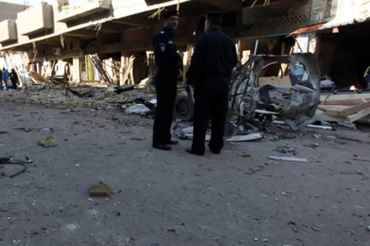 Policiais iraquianos inspecionam local de ataques a bomba em Bagdá (Ahmed Saad/Reuters)