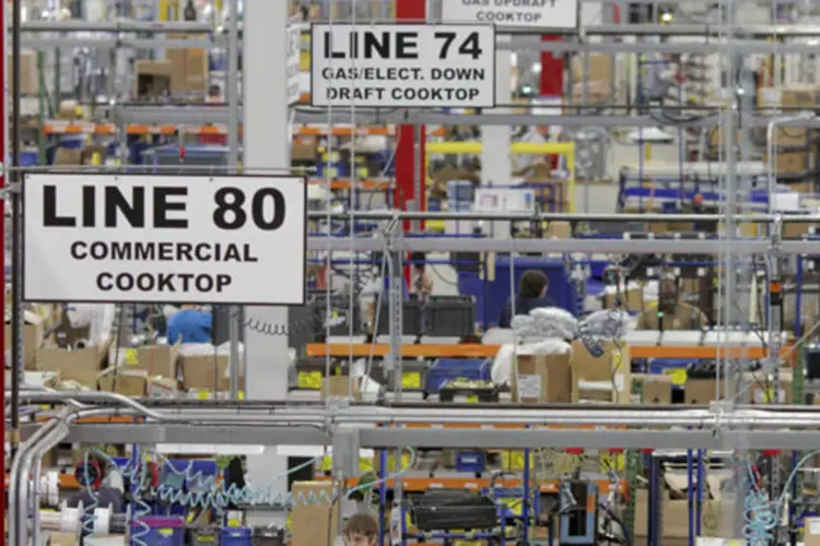 Funcionários montam eletrodomésticos na fábrica da Whirlpool em Cleveland, Tennessee (Chris Berry/Reuters)
