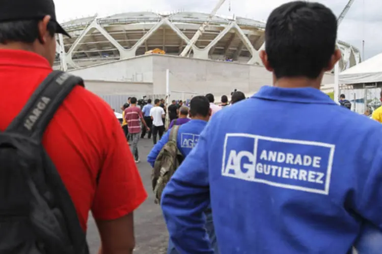 Trabalhadores da companhia Andrade Gutierrez se juntam no lado de fora da Arena Amazônia após a suspensão dos trabalhos, em Manaus (Bruno Kelly/Reuters)