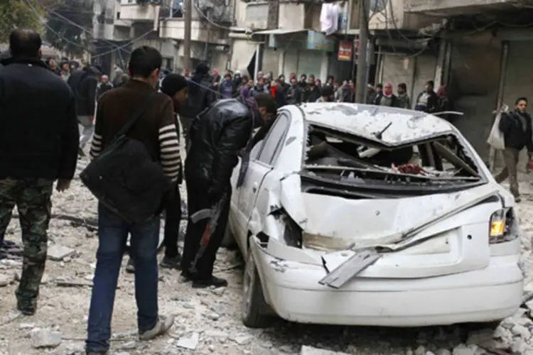 
	Soldado do Ex&eacute;rcito Livre da S&iacute;ria verifica um carro danificado no local onde ativistas dizem que foi borbardeado por for&ccedil;as do presidente Bashar al-Assad, em Alepo
 (Molhem Barakat/Reuters)