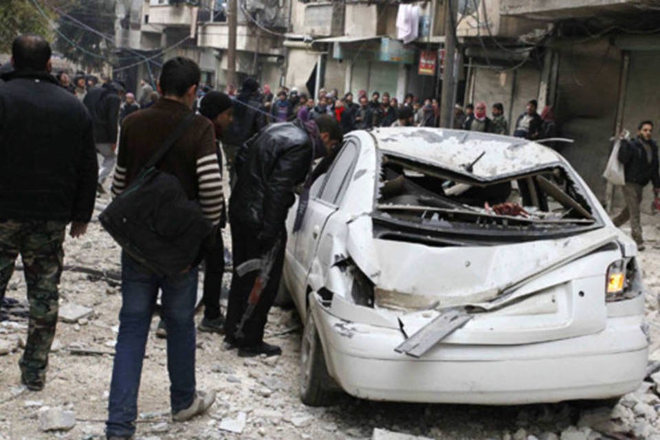 Mortos em Alepo chega a 100 após barris de bombas, diz grupo