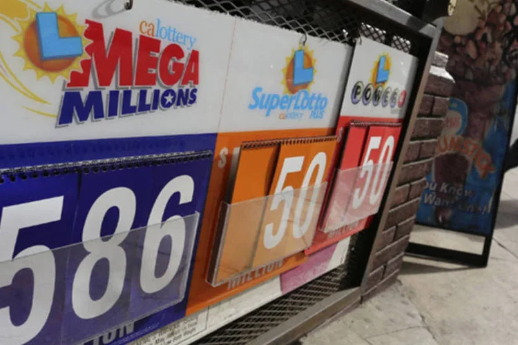 Loterias nos Estados Unidos: a segunda-feira, a bolada chegava a 586 milhões de dólares, e o volume ainda deve crescer expressivamente até o fim da comercialização (Jonathan Alcotan/Reuters)