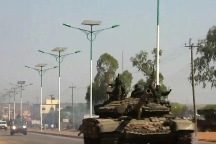 
	Tanque militar patrulha uma das principais avenidas de Juba, capital do Sud&atilde;o do Sul:&nbsp;tropas fizeram uma retirada da cidade na ter&ccedil;a mas j&aacute; recuperaram o controle
 (Hakim George/Reuters)