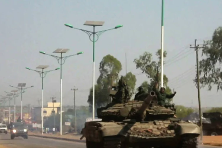 Tanque militar patrulha uma das principais avenidas de Juba, capital do Sudão do Sul (Hakim George/Reuters)