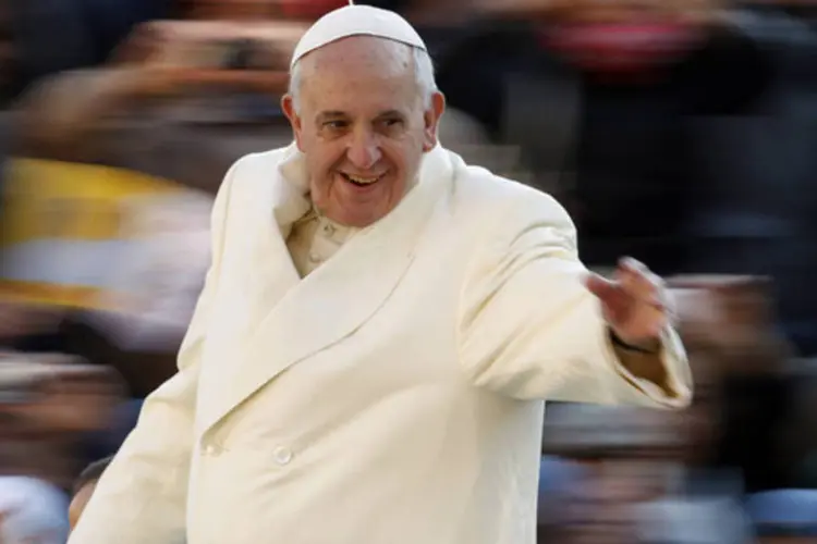 Papa Francisco acena ao chegar para sua missa semanal na Praça de São Pedro, no Vaticano (Giampiero Sposito/Reuters)