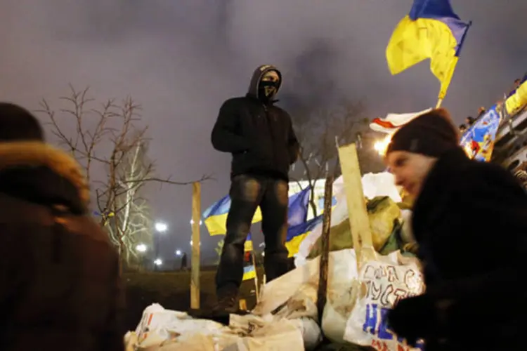 Manifestantes na Ucrânia: manifestantes protestaram em Kiev contra o acordo, que também prevê a redução dos preços do gás vendido pela Rússia à Ucrânia em cerca de um terço (Marko Djurica/Reuters)