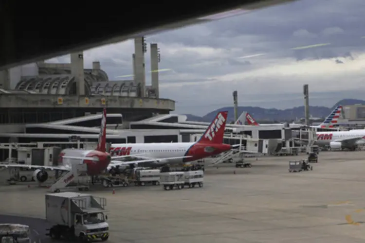 
	Aeronaves no aeroporto de Gale&atilde;o no Rio de Janeiro
 (Ricardo Moraes/Reuters)