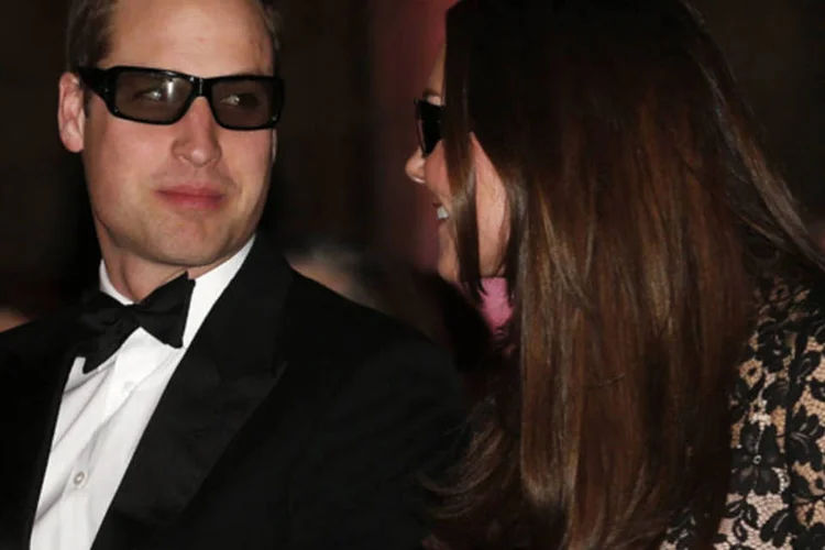 Príncipe britânico William e sua mulher Catherine, duquesa de Cambridge, antes de uma sessão de cinema 3D no Museu de História Natural, em Londres (Suzanne Plunkett/Reuters)