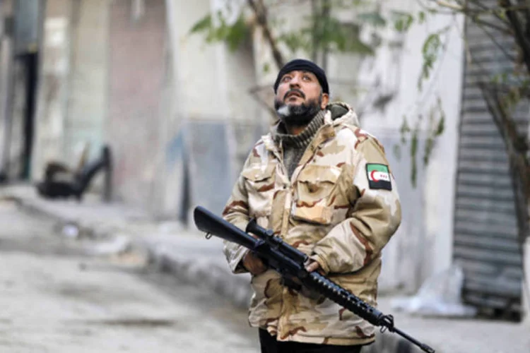 Soldado da brigada "Liwaa al-Sultan Mrad", que opera com o Exército Livre da Síria, em Alepo (Molhem Barakat/Reuters)