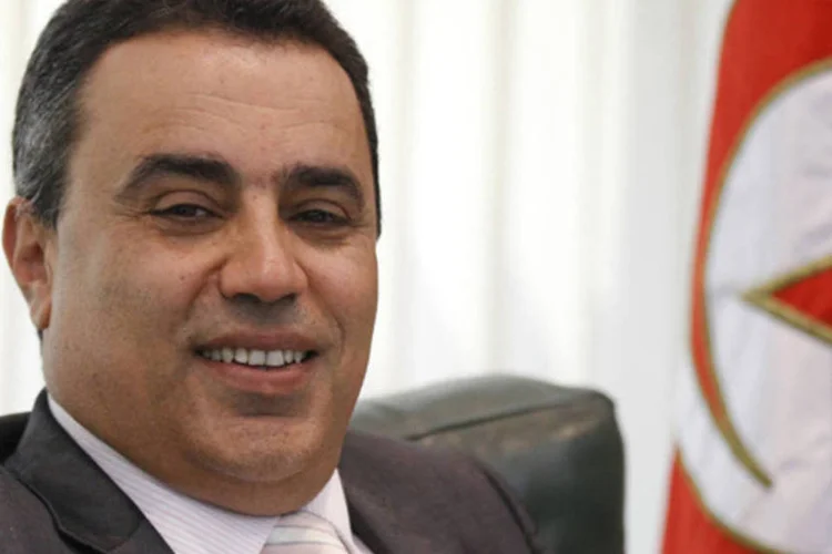 Então Ministro da Indústria, Mehdi Jomaa sorri em seu escritório em Túnis, na Tunísia (Anis Mili/Reuters)
