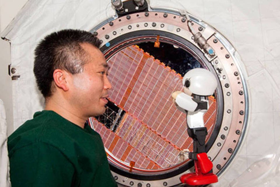 Astronauta japonês conversa com um robô no espaço